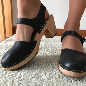 Navy blue heeled clogs
